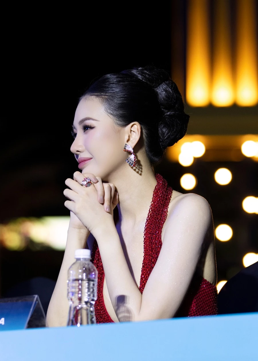 Không chỉ đơn thuần là một vị mentor, cô còn là biểu tượng truyền cảm hứng cho chính các thí sinh của mình, từ phong cách trình diễn cho đến tư duy thi đấu. Không chỉ đơn thuần là một vị mentor, cô còn là biểu tượng truyền cảm hứng cho chính các thí sinh của mình, từ phong cách trình diễn cho đến tư duy thi đấu.