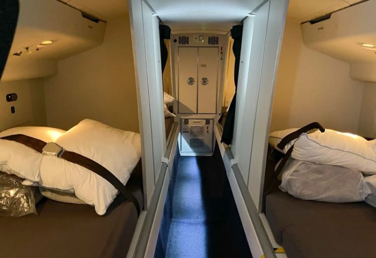 Bên trong chỗ ngủ bí mật dành cho tiếp viên hàng không trên máy bay có gì đặc biệt?