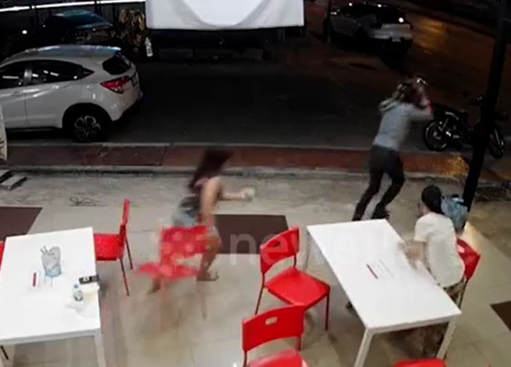 CLIP: Bị giật túi xách, người phụ nữ cầm ghế đuổi theo tên cướp và kết cục dễ hiểu