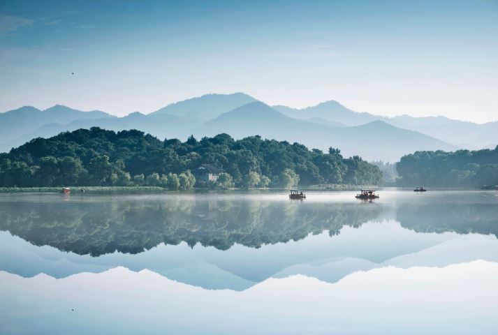 V&#xEC; sao n&#x1B0;&#x1EDB;c h&#x1ED3; kh&#xF4;ng th&#x1EA5;m h&#x1EBF;t v&#xE0;o l&#xF2;ng &#x111;&#x1EA5;t v&#xE0; kh&#xF4;ng b&#x1ED1;c h&#x1A1;i ho&#xE0;n to&#xE0;n?