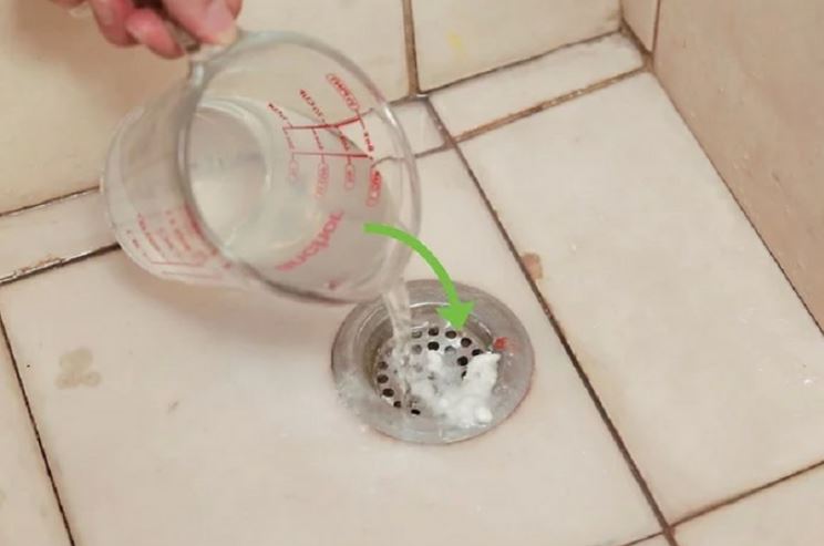 Đổ muối xuống cống: Mẹo nhỏ hiệu quả bất ngờ giúp làm sạch, đuổi côn trùng và ngăn tắc nghẽn