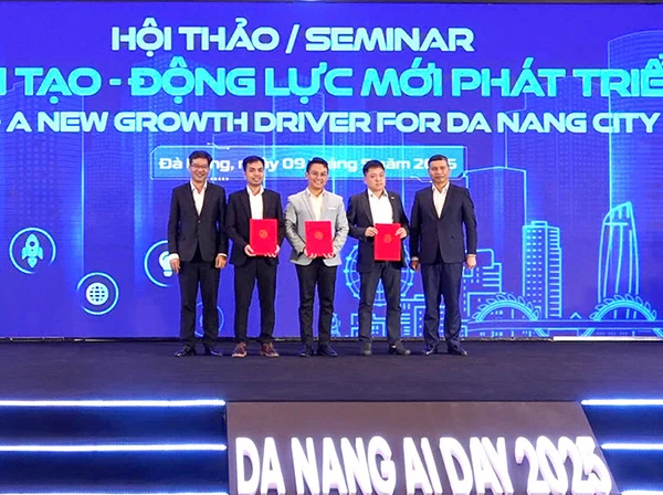 Trung tâm DSAC ký kết biên bản ghi nhớ hợp tác với Tổng Công ty Viễn thông Mobifone và Hệ thống giáo dục Sky-Line. Trung tâm DSAC ký kết biên bản ghi nhớ hợp tác với Tổng Công ty Viễn thông Mobifone và Hệ thống giáo dục Sky-Line.