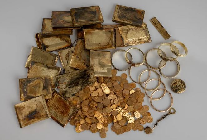 Người leo núi bất ngờ phát hiện ra kho báu siêu hấp dẫn