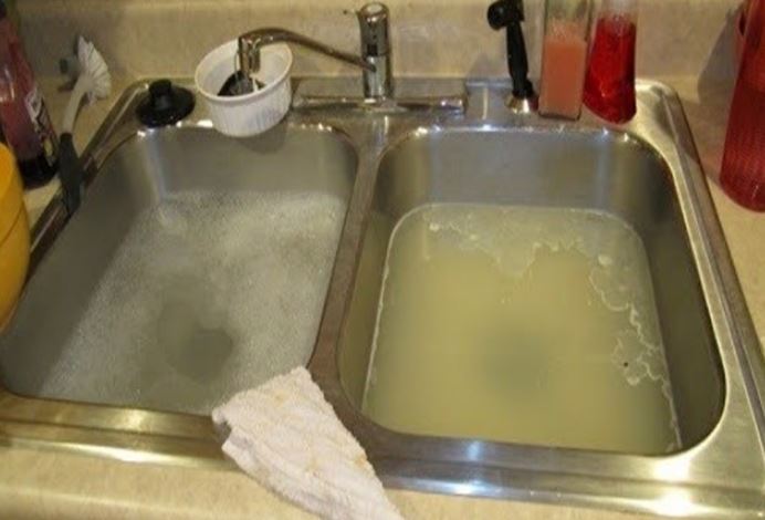 B&#x1ED3;n r&#x1EED;a b&#xE1;t th&#x1B0;&#x1EDD;ng xuy&#xEA;n t&#x1EAF;c ngh&#x1EBD;n? &#x110;&#xE2;y l&#xE0; c&#xE1;ch x&#x1EED; l&#xFD; &#x111;&#x1A1;n gi&#x1EA3;n, kh&#xF4;ng t&#x1ED1;n ti&#x1EC1;n g&#x1ECD;i th&#x1EE3; s&#x1EED;a &#x1ED1;ng n&#x1B0;&#x1EDB;c