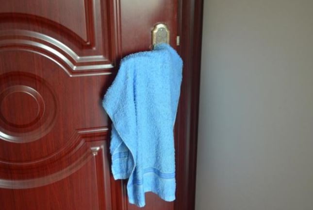 Treo khăn lên tay nắm cửa trước khi ngủ: Mẹo nhỏ, lợi ích lớn