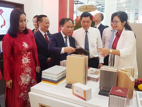 Thứ trưởng Bộ Xây dựng Nguyễn Văn Sinh (giữa) cùng lãnh đạo TP Đà Nẵng tham quan các gian hàng tại Vietbuild Đà Nẵng 2025. Thứ trưởng Bộ Xây dựng Nguyễn Văn Sinh (giữa) cùng lãnh đạo TP Đà Nẵng tham quan các gian hàng tại Vietbuild Đà Nẵng 2025.
