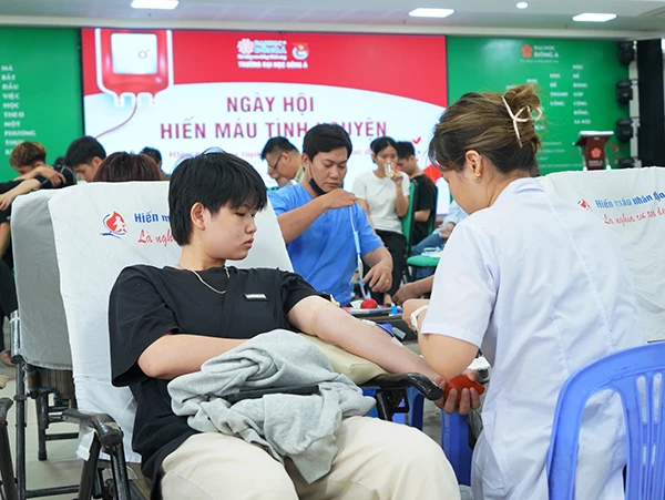 Sinh viên ĐH Đông Á tham gia hiến máu tình nguyện sáng 14/5. Sinh viên ĐH Đông Á tham gia hiến máu tình nguyện sáng 14/5.