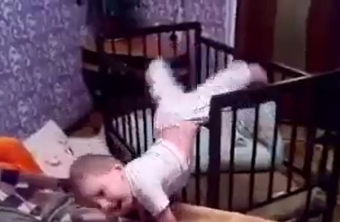 CLIP: Cậu nhóc 'đào tẩu' khỏi cũi chỉ trong 10 giây khiến phụ huynh ngỡ ngàng