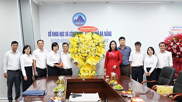 Phó Chủ tịch UBND TP Đà Nẵng Nguyễn Thị Anh Thi (áo dài đỏ) đến thăm và chúc mừng Sở KHCN TP nhân Ngày Khoa học và Công nghệ Việt Nam 18/5. Phó Chủ tịch UBND TP Đà Nẵng Nguyễn Thị Anh Thi (áo dài đỏ) đến thăm và chúc mừng Sở KHCN TP nhân Ngày Khoa học và Công nghệ Việt Nam 18/5.