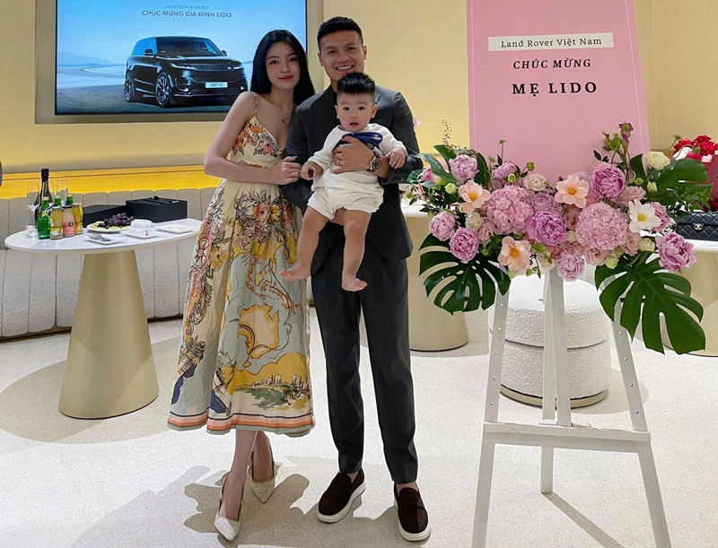 Gia đình Quang Hải đi nhận xe. Ảnh: Facebook Chu Thanh Huyền.