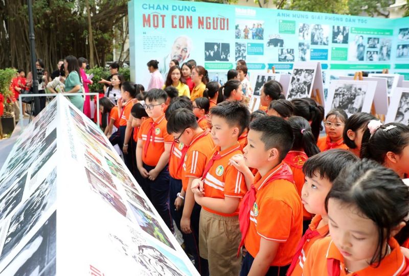 Triển lãm "Rạng rỡ tên Người": Trưng bày hàng trăm tư liệu quý về Chủ tịch Hồ Chí Minh