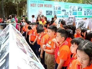 Triển lãm "Rạng rỡ tên Người": Trưng bày hàng trăm tư liệu quý về Chủ tịch Hồ Chí Minh