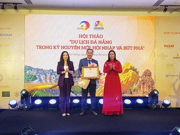 Ông Cao Trí Dũng đại diện quỹ XTPTDL Đà Nẵng nhận Bằng khen của Chủ tịch UBND TP. Ông Cao Trí Dũng đại diện quỹ XTPTDL Đà Nẵng nhận Bằng khen của Chủ tịch UBND TP.