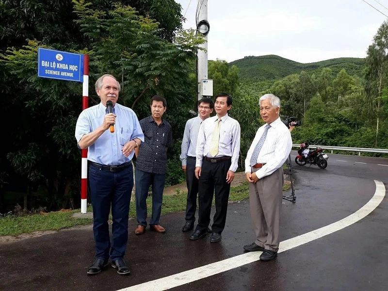 GS Gerard 't Hooft chia sẻ cảm xúc khi gắn biển tên Đại lộ Khoa học tại Quy Nhơn.