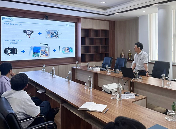 Kỹ sư Lê Vũ Huy - Trưởng nhóm chăm sóc khách hàng tại Xí nghiệp cấp nước Thanh Khê (Đà Nẵng) báo cáo đề tài “Ứng dụng các thiết bị IoT trong công tác chống thất thoát”.