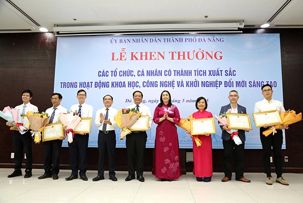 Nhóm tác giả của PC Đà Nẵng nhận Bằng khen của Chủ tịch UBND TP Đà Nẵng do do có thành tích xuất sắc trong hoạt động khoa học, công nghệ và khởi nghiệp đổi mới sáng tạo. Nhóm tác giả của PC Đà Nẵng nhận Bằng khen của Chủ tịch UBND TP Đà Nẵng do do có thành tích xuất sắc trong hoạt động khoa học, công nghệ và khởi nghiệp đổi mới sáng tạo.