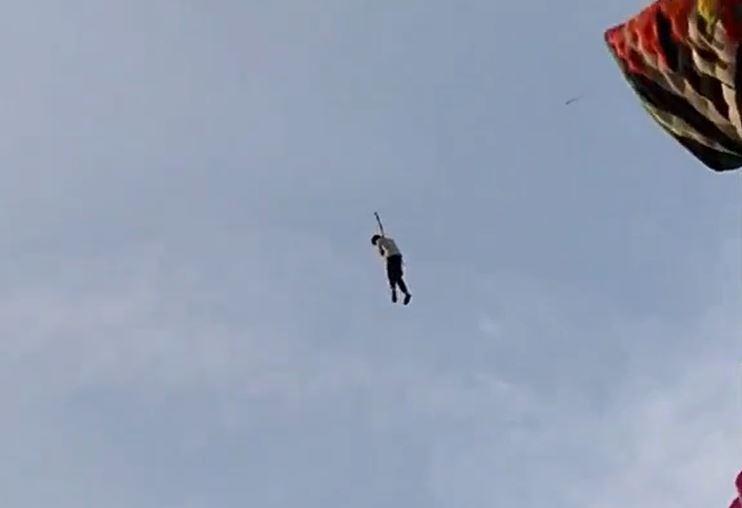 CLIP: Kinh hãi trước khoảnh khắc người đàn ông bị diều kéo lơ lửng trên không trung
