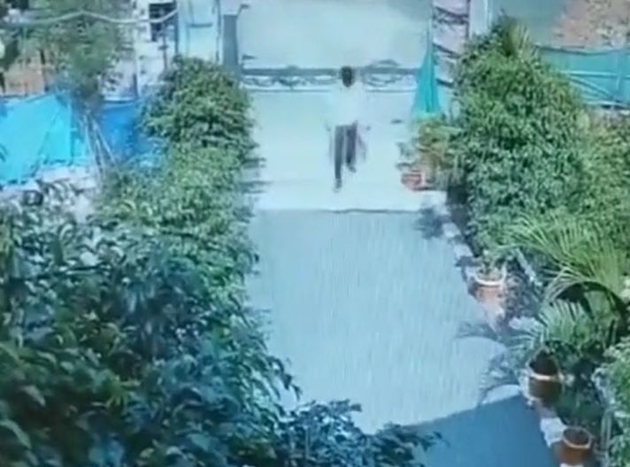 CLIP: Người đàn ông nhảy tránh cú đớp bất ngờ của rắn hổ mang ngay trước cửa quán ăn