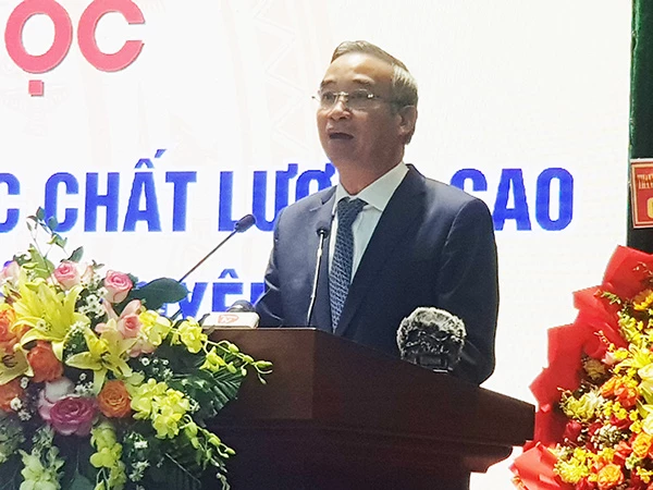 Chủ tịch UBND TP Đà Nẵng Lê Trung Chinh phát biểu tại toạ đàm. Chủ tịch UBND TP Đà Nẵng Lê Trung Chinh phát biểu tại toạ đàm.