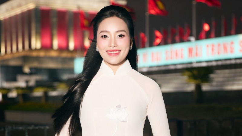 Huyền Trang gây xúc động mạnh trong đêm nhạc kỷ niệm sinh nhật Bác Hồ