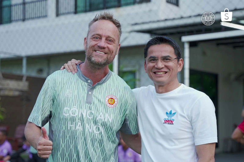 HLV Mano Polking và Kiatisak. Ảnh: CLB CAHN.