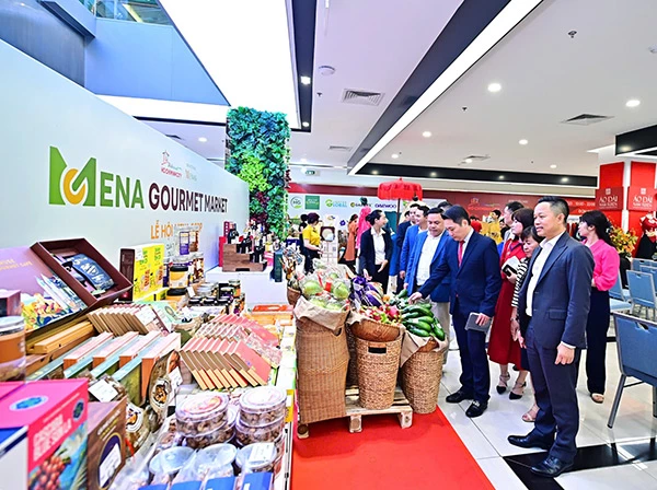 Tổng giám đốc MENAS Group Nguyễn Đức Quỳnh (bìa phải) đưa lãnh đạo Sở Du lịch TP Hồ Chí Minh tham quan lễ hội “Mena OCOP 2025". Tổng giám đốc MENAS Group Nguyễn Đức Quỳnh (bìa phải) đưa lãnh đạo Sở Du lịch TP Hồ Chí Minh tham quan lễ hội “Mena OCOP 2025".