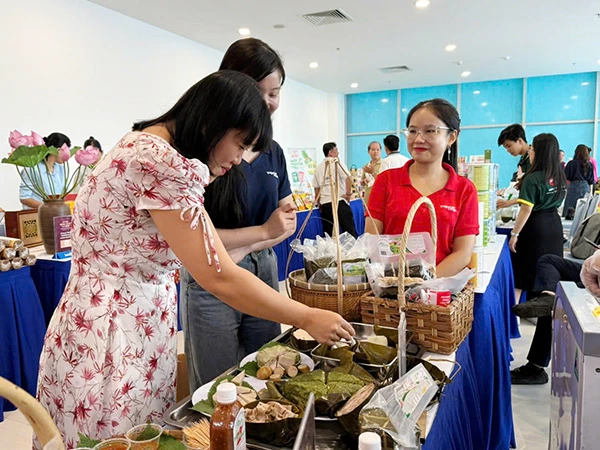 Người dân, du khách tham quan và mua sắm tại lễ hội. Người dân, du khách tham quan và mua sắm tại lễ hội.