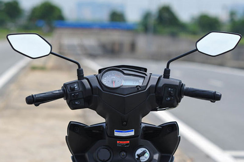 Chạy xe máy thiếu gương chiếu hậu bên trái, bị phạt bao nhiêu tiền?