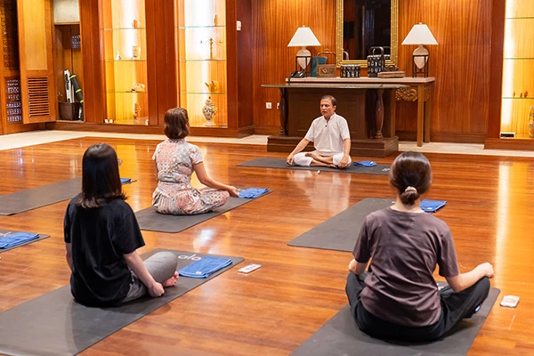 Lớp học Yoga miễn phí mỗi ngày, dẫn dắt bởi thầy Giri với hơn 20 năm kinh nghiệm. Lớp học Yoga miễn phí mỗi ngày, dẫn dắt bởi thầy Giri với hơn 20 năm kinh nghiệm.