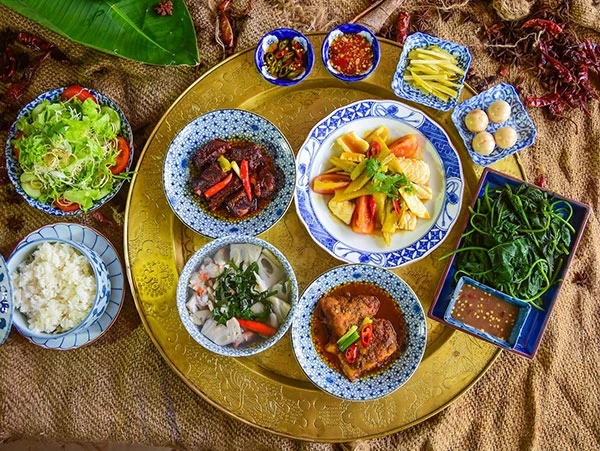 Món “Cơm Mâm Đồng” được phục vụ tại nhà hàng Café Indochine. Món “Cơm Mâm Đồng” được phục vụ tại nhà hàng Café Indochine.