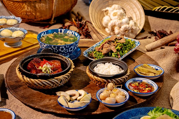 Cơm Việt trên mâm gỗ đậm chất miền Trung tại nhà hàng Danaksara Cơm Việt trên mâm gỗ đậm chất miền Trung tại nhà hàng Danaksara