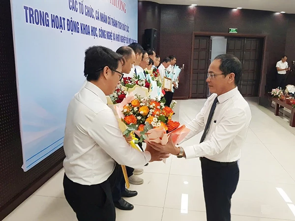 TS Lê Đức Viên - Giám đốc Sở KHCN Đà Nẵng tặng hoa chúc mừng các tập thể, cá nhận được Chủ tịch UBND TP Đà Nẵng tặng Bằng khen nhan Ngày KHCN Việt Nam 18/5. TS Lê Đức Viên - Giám đốc Sở KHCN Đà Nẵng tặng hoa chúc mừng các tập thể, cá nhận được Chủ tịch UBND TP Đà Nẵng tặng Bằng khen nhan Ngày KHCN Việt Nam 18/5.