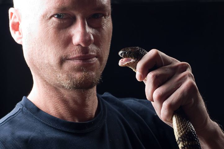 Người đàn ông để rắn cắn hơn 200 lần, tự tạo thuốc giải độc từ chính máu của mình