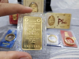 Đồng bạc xanh suy yếu, vàng thế giới bật tăng hơn 1%