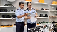 Đà Nẵng: Nhiều hàng giả nhãn hiệu nổi tiếng được bày bán trên các tuyến du lịch