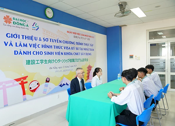 Các doanh nghiệp Nhật trực tiếp phỏng vấn sinh viên ĐH Đông Á tại ngày hội việc làm. Các doanh nghiệp Nhật trực tiếp phỏng vấn sinh viên ĐH Đông Á tại ngày hội việc làm.