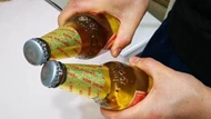 Có một 'cơ chế nhỏ' ẩn trong nắp chai bia, các cô gái cũng có thể dễ dàng mở mà không cần dụng cụ khui bia