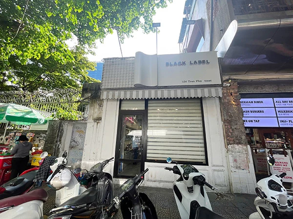 Black Label Shop kéo rèm để tránh sự chú ý của lực lượng chức năng. Black Label Shop kéo rèm để tránh sự chú ý của lực lượng chức năng.