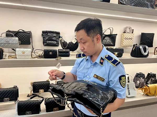 Tại Black Label Shop, lực lượng QLTT phát hiện bày bán nhiều sản phẩm mang nhãn hiệu nổi tiếng như Chanel, LV, Gucci, Dior, Celine, YSL… với giá thấp bất thường. Tại Black Label Shop, lực lượng QLTT phát hiện bày bán nhiều sản phẩm mang nhãn hiệu nổi tiếng như Chanel, LV, Gucci, Dior, Celine, YSL… với giá thấp bất thường.