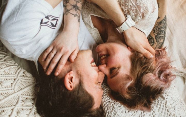 Ôm nhau khi ngủ, “liều thuốc” giảm căng thẳng và tăng cảm giác an toàn cho các cặp đôi