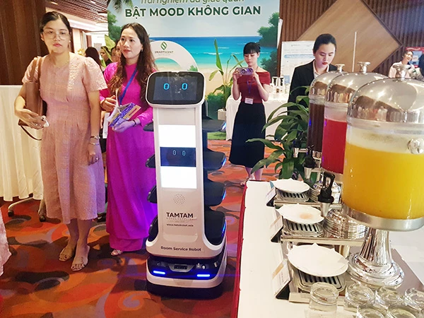 Trải nghiệm robot phục vụ tại khách sạn. Trải nghiệm robot phục vụ tại khách sạn.