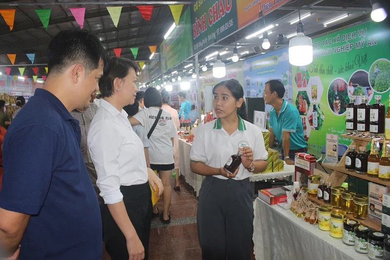 Du khách tìm hiểu về sản phẩm đặc trưng của tỉnh Bình Định.