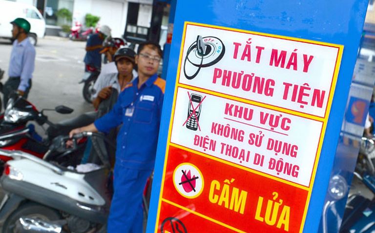 Từ ngày 1/7/2025, sử dụng điện thoại tại cây xăng có thể bị phạt đến 7 triệu đồng?