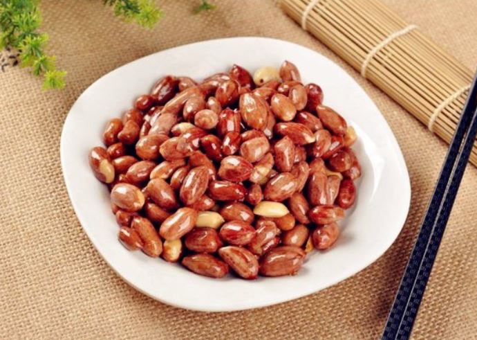 Bí mật đằng sau đĩa lạc rang được phục vụ trước bữa ăn: Chiến lược tinh tế khiến thực khách bất ngờ