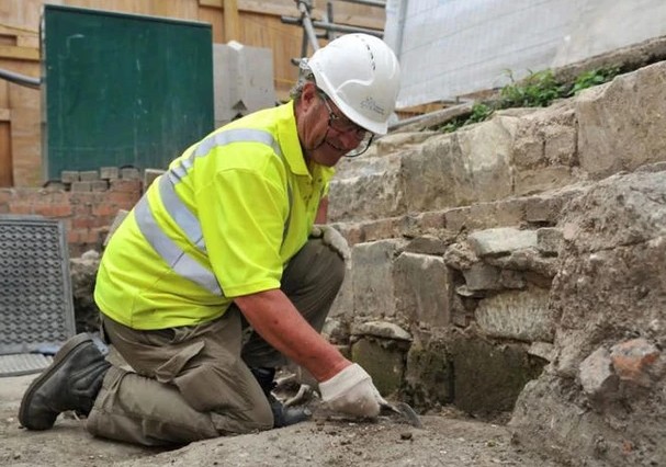 Phát hiện chấn động: Hơn 300 ngôi mộ cổ dưới nền cửa hàng bách hóa cũ ở Anh