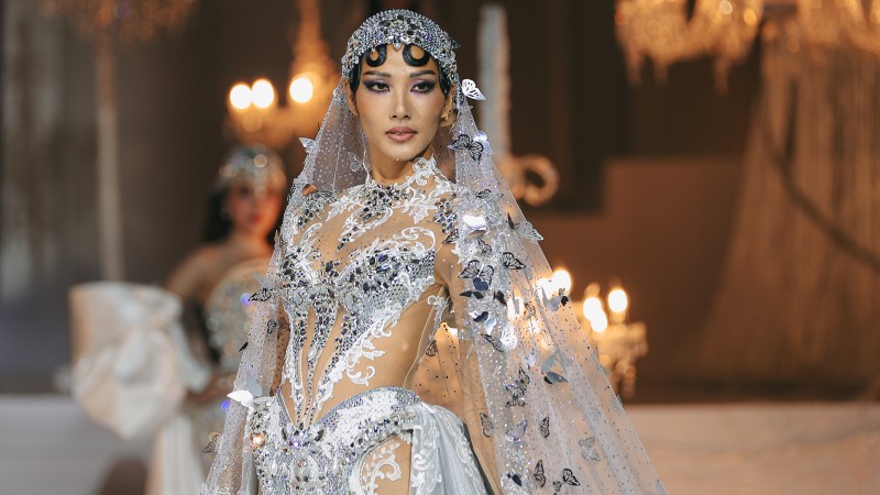 Hoàng Thùy diện đầm cưới xuyên thấu, kiêu hãnh sắm vai cô dâu thập niên 1920