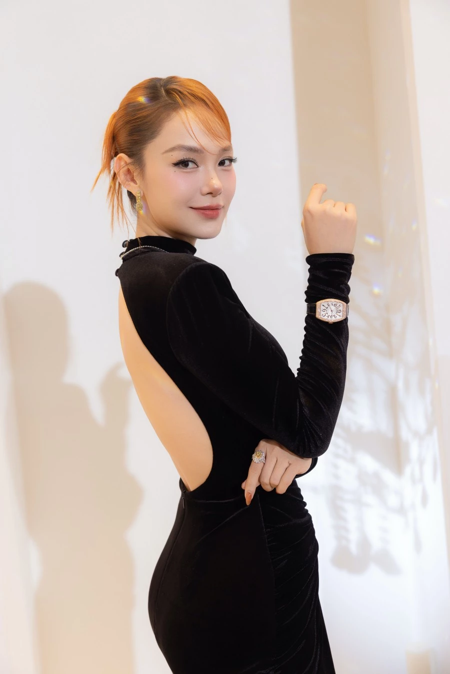 Ca sĩ Minh Hằng chọn đầm hở lưng bằng nhung phối dây chuyền dài. Ca sĩ Minh Hằng chọn đầm hở lưng bằng nhung phối dây chuyền dài.