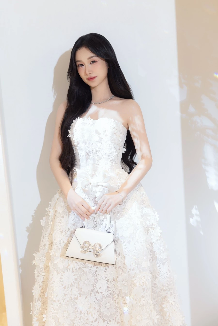 Jun Vũ toát lên vẻ nữ tính bằng bộ đầm ren quây ngực dáng công chúa. Jun Vũ toát lên vẻ nữ tính bằng bộ đầm ren quây ngực dáng công chúa.