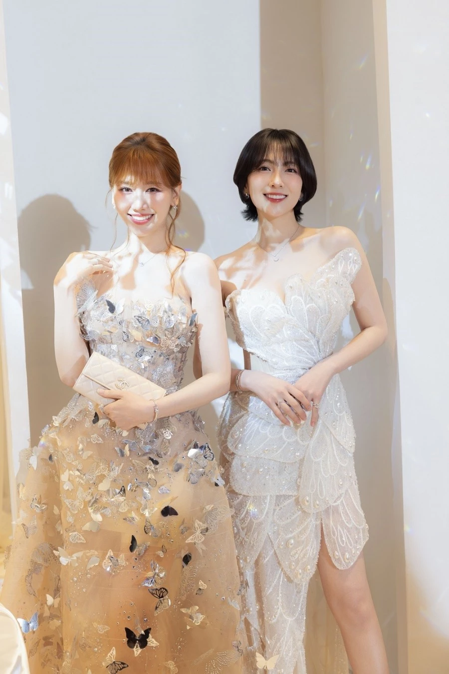 Hari Won và ca sĩ Hàn Quốc Kang Ji Young cùng chọn đầm đính cánh bướm cắt laser theo phong cách cổ tích. Hari Won và ca sĩ Hàn Quốc Kang Ji Young cùng chọn đầm đính cánh bướm cắt laser theo phong cách cổ tích.