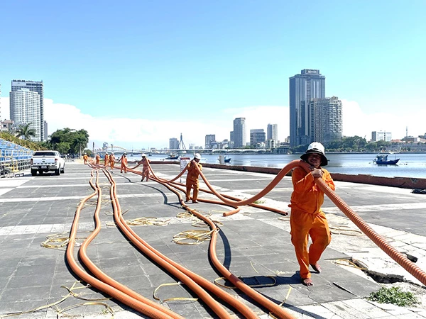 ông nhân Điện lực Sơn Trà kéo cáp cấp điện khu vực khán đài pháo hoa trên đường Trần Hưng Đạo ông nhân Điện lực Sơn Trà kéo cáp cấp điện khu vực khán đài pháo hoa trên đường Trần Hưng Đạo